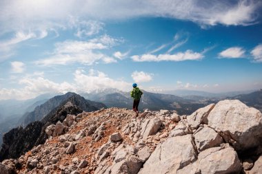 Yürüyüşe çıkmış sırt çantalı bir kız. Dağlarda macera. Sırt çantasıyla yürüyüş. Yüksek dağlarda sırt çantalı bir kız. Kaya tırmanışı ve dağcılık konsepti. Türkiye.