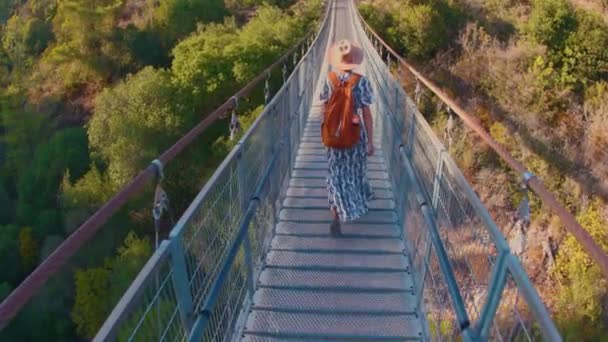 Eine Touristin Geht Über Eine Brücke Über Den Fluss Eine — Stockvideo
