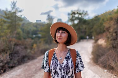 Şapkalı genç bir kızın portresi. moda süslemesi.