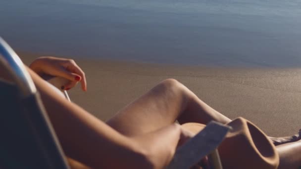 Concept Vacances Plage Été Jeune Fille Relaxante Sur Une Chaise — Video