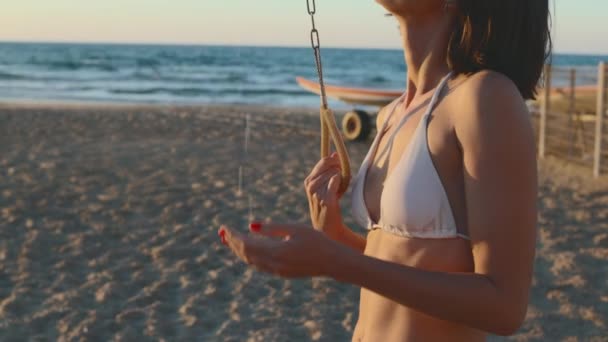 Vacker Ung Kvinna Tar Dusch Stranden Nära Havet Attraktiv Ung — Stockvideo