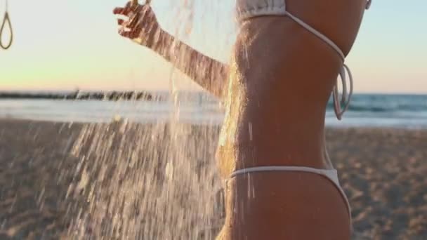 Hermosa Joven Toma Una Ducha Playa Cerca Del Mar Atractiva — Vídeos de Stock