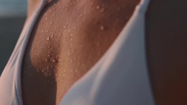 Gotas Água Corpo Uma Mulher Bronzeada Jovem Delgada Close Férias — Vídeo de Stock