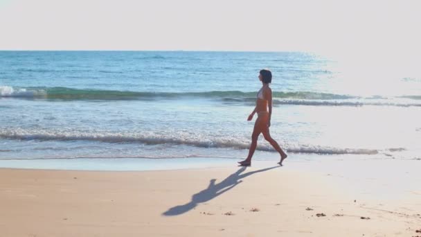 Ein Schönes Mädchen Spaziert Bei Sonnenuntergang Der Küste Entlang Trägt — Stockvideo
