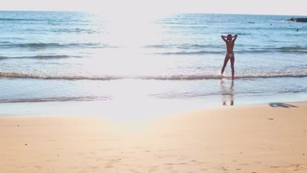 Zorgeloze Vrouw Dansend Het Strand Vakantie Vitaliteit Gezonde Levensstijl Concept — Stockvideo