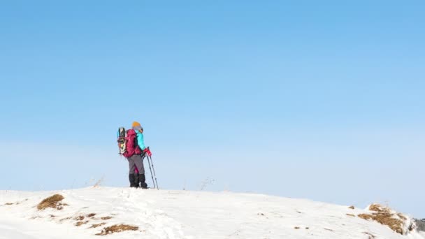 Due Ragazze Stanno Sulla Cima Una Montagna Escursione Invernale — Video Stock
