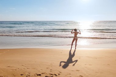 Kumsalda genç bir kadın