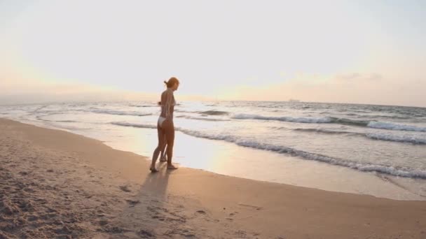 Mutter Und Sohn Spielen Strand Und Springen Auf Die Wellen — Stockvideo