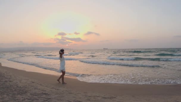 Glückliche Reisende Mädchen Einem Weißen Sommerkleid Genießen Einen Tropischen Paradies — Stockvideo