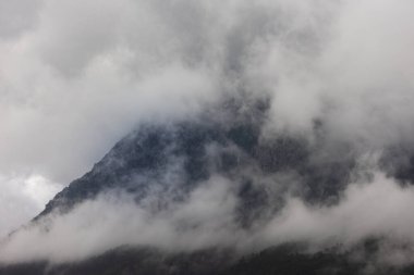 Dağ manzarası. Dağların üzerinden yağmur bulutları yağıyor. Türkiye.