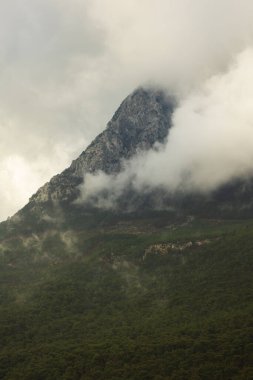 Dağ manzarası. Dağların üzerinden yağmur bulutları yağıyor. Türkiye.