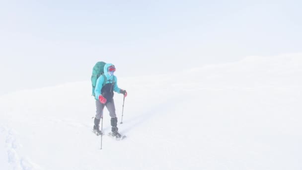 Frau Mit Rucksack Wandern Schneeschuhen Schnee Winterwandern Abenteuer Den Bergen — Stockvideo