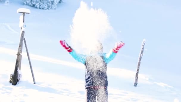 Glad Ung Flicka Kastar Snön Bergen Begreppet Vintersemester — Stockvideo