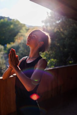 Yogacı kadın. Genç kız yoga yapıyor. Yoga yapıyor. Yoga sınıfında egzersiz yapan bir kız. Etkin yaşam biçimi.