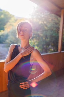 Sabah parkında yoga yapan güzel bir kadın. Açık havada sağlıklı yaşam tarzı kavramı. Spor. Doğa portresi yapan kadın egzersiz yapıyor. Sağlıklı yaşam tarzı.