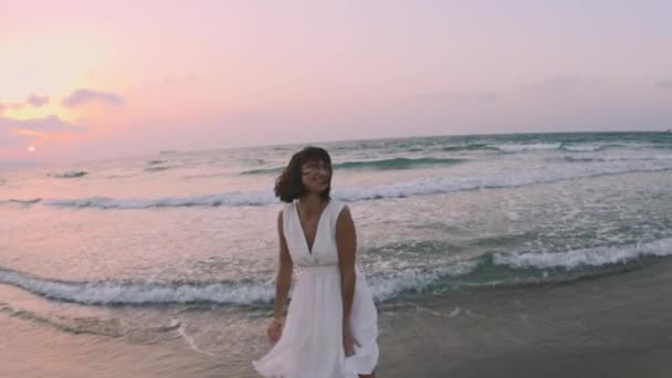 Glückliche Frau Weißen Kleid Genießt Sich Strand Entspannen Und Bei — Stockvideo