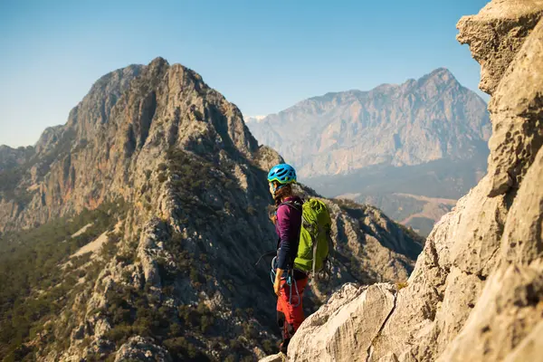 Ορειβάτης Κορίτσι Ένα Κράνος Και Ένα Σακίδιο Στέκεται Μια Οροσειρά — Φωτογραφία Αρχείου