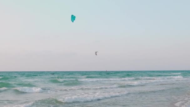 Atleet Die Kitesurfen Windsurfen Beoefent Het Oppervlak Van Donkerblauw Zeewater — Stockvideo