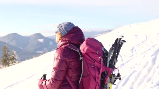 Bergsteiger Wandert Durch Den Schnee Besteigt Einen Berg Winterwanderung Mann — Stockvideo