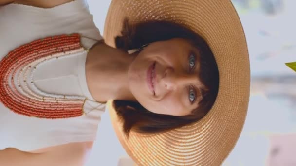 垂直拍摄 时尚配件 一个戴着帽子和珠子的小女孩的肖像 模特儿看着相机笑了 — 图库视频影像
