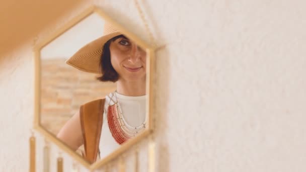 Chica Joven Elegante Sombrero Mira Espejo Mientras Camina Casco Antiguo — Vídeos de Stock
