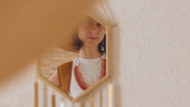 Stijlvol Meisje Met Een Hoed Kralen Kijkt Spiegel Loop Door — Stockvideo