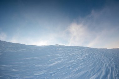 Güzel kış manzarası. Dağlarda bir sabah. Dağlarda kış.