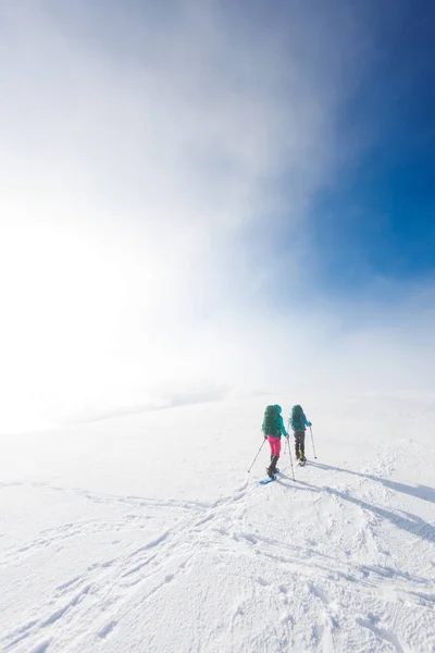 Wspinacze Wspinają Się Górę Śniegu Zimowa Wspinaczka Dwie Dziewczyny Śnieżnych — Zdjęcie stockowe