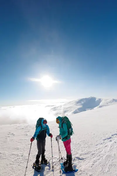 Wspinacze Wspinają Się Górę Śniegu Zimowa Wspinaczka Dwie Dziewczyny Śnieżnych — Zdjęcie stockowe