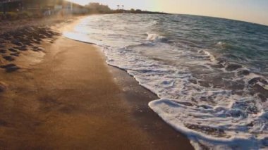 Güzel bir sahilde gün batımı. Hayfa, İsrail 'deki kumsal. Hayfa 'daki Carmel plajı..