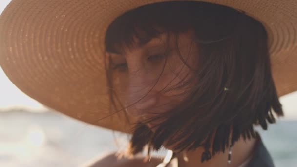 해변에서 해변에 모자에 여자의 초상화 태양을 즐기는 머리와 — 비디오