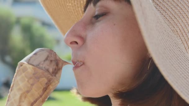 Chica Come Helado Una Joven Con Sombrero Disfruta Helado Chocolate — Vídeos de Stock