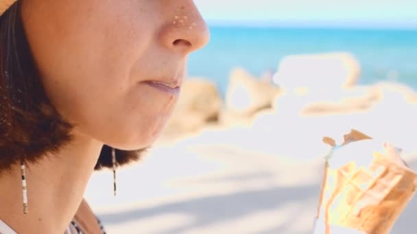 Chica Come Helado Una Joven Con Sombrero Disfruta Helado Playa — Vídeos de Stock