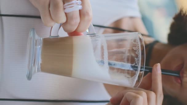 Vertikalt Skott Närbild Ett Glas Latte Flickan Håller Ett Glas — Stockvideo