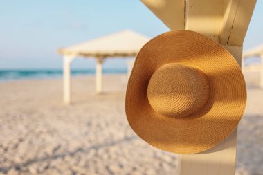 Kırık bir şapka sahildeki bir direkte asılı duruyor. Kumsalda dinlenmek..