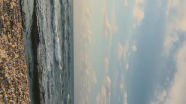 Dikey çekim. Dalgalar, su sıçramaları. Fırtına sonrası dramatik gökyüzü, destansı deniz manzarası. Fırtınalı bir havada yelken açmak. Hayfa seti, turistik yerler. İsrail. Hayfa.