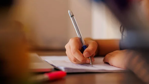 Dziecięca Ręka Bliska Dziecko Używa Ołówka Pisania Listów Dziecko Uczy — Zdjęcie stockowe