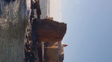 Dikey çekim. Deniz kıyısındaki eski kale. Akko (Acre), İsrail 'in kent ve duvar manzarası.