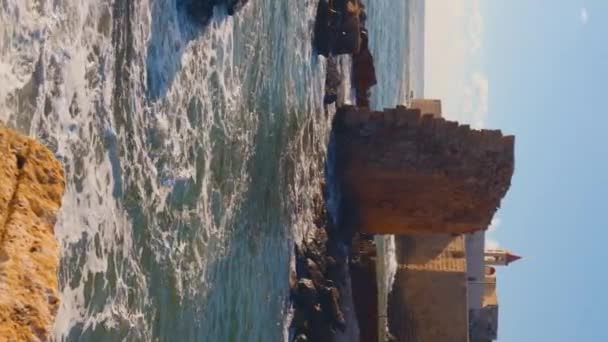 Dikey Çekim Dalgalar Eski Şehrin Duvarlarına Çarpıyor Akko Acre Srail — Stok video