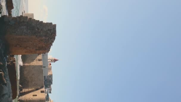 Disparo Vertical Vieja Fortaleza Orilla Del Mar Vista Ciudad Muro — Vídeos de Stock