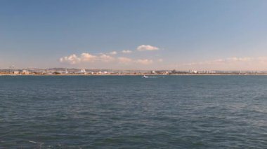 Akko 'nun panoramik görüntüsü (Acre), Akdeniz kıyısındaki güzel şehir manzarası ve plajı, İsrail' i dolaşır..