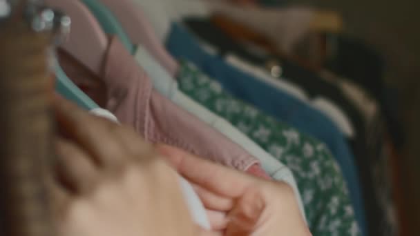 Veselá Mladá Dívka Vybere Nový Outfit Nákupním Centru Nebo Textilním — Stock video