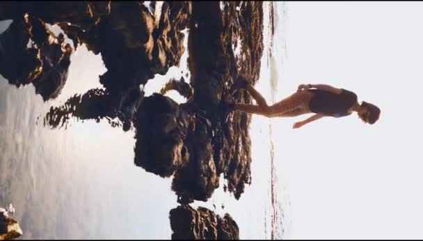 Вертикальный Удар Девушка Идет Скалистому Пляжу Прогулка Морю Девушка Наслаждающаяся — стоковое видео