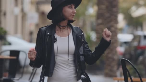 Модная Женщина Черной Стильной Кожаной Куртке Танцует Улице Городской Стиль — стоковое видео