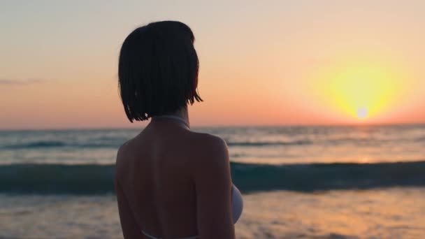 Mädchen Strand Nahaufnahme Porträt Eines Schönen Mädchens Das Strand Sonnenuntergang — Stockvideo
