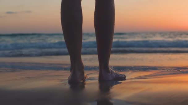 Chica Disfruta Del Mar Niña Está Descalza Sobre Arena Las — Vídeo de stock