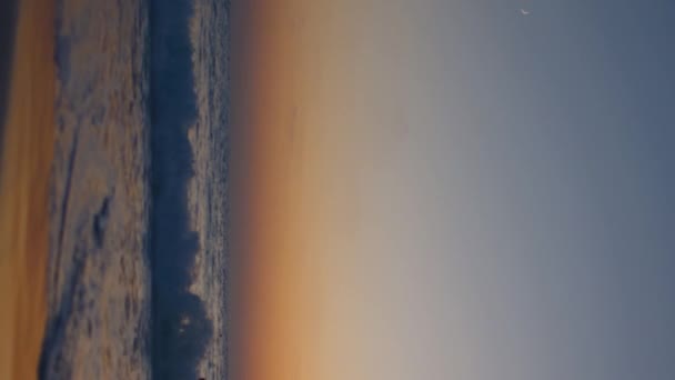 Вертикальный Удар Закат Прекрасном Пляже Море Красивыми Облаками Песчаный Пляж — стоковое видео