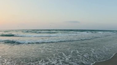 Güzel bir sahilde gün batımı. Güzel bulutları olan deniz. Hayfa, İsrail 'deki kumsal. Hayfa 'daki plaj.