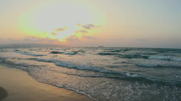 美しいビーチで夕日 美しい雲の海 イスラエルのハイファにある砂浜 ハイファのビーチ — ストック動画