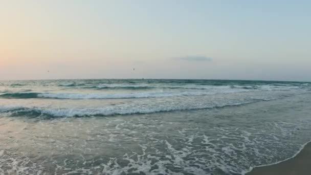 Zachód Słońca Pięknej Plaży Morze Pięknymi Chmurami Piaszczysta Plaża Hajfie — Wideo stockowe